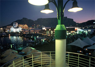 Waterfront und Tafelberg am Abend